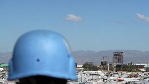 La ONU recomienda a Haití que ya debe tener elecciones legislativas. En la foto dos cascos azules brasileños vigilan un campo de refugiados en Puerto Príncipe.