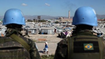 La ONU recomienda a Haití que ya debe tener elecciones legislativas. En la foto dos cascos azules brasileños vigilan un campo de refugiados en Puerto Príncipe.