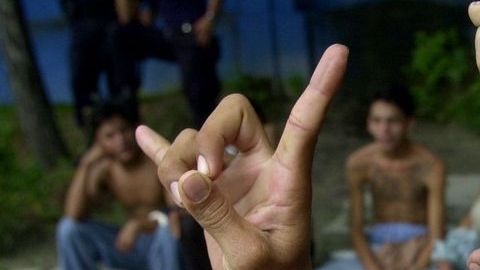 Un plan para bajar la violencia entre pandillas en El Salvador registra progresos. Anuncian los cuatro primeros municipios libres de violencia.