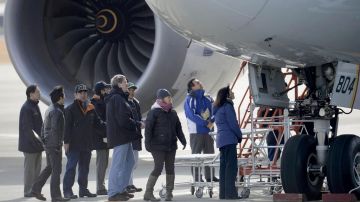 México esperará dictamen sobre Boeing 787 para adquirir su avión presidencial. En la foto, expertos estadounidenses inspeccionan un 787 de All Nippon Airways en Takamatsu.