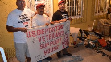 De izquierda a derecha, Gerardo López, Fabián Rebolledo y Héctor Barajas, exmilitares deportados, en la Casa de Apoyo para Veteranos, en Rosarito, Baja California.
