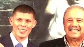 El presidente de la OMB, Francisco Valcárcel (c) posa con dos campeones de la organización: Román 'Rocky' Martínez (izq), y  Orlando 'Siri' Salido.