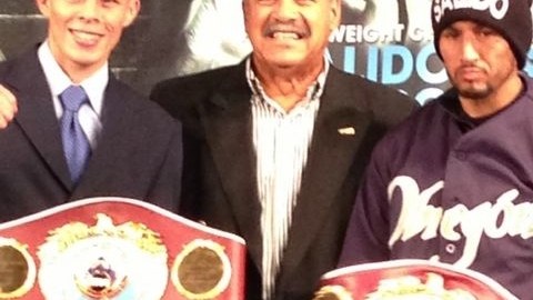 El presidente de la OMB, Francisco Valcárcel (c) posa con dos campeones de la organización: Román 'Rocky' Martínez (izq), y  Orlando 'Siri' Salido.