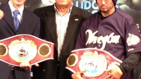 El presidente de la OMB, Francisco Valcárcel (c) posa con dos campeones de la organización: Román 'Rocky' Martínez (izq), y  Orlando 'Siri' Salido.