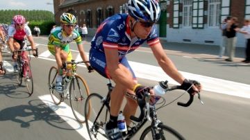 Armstrong es visto con Tyler Hamilton y Jan Ullrich en la tercera etapa del Tour de France entre Waterloo, Bélgica, y Wasquehal, Francia.