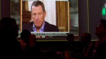 En la pantalla gigante de un restaurante en Grapevine, Texas, se  aprecia a Armstrong en la segunda parte de la entevista con Oprah.