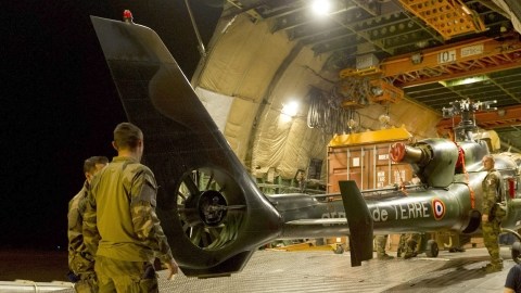 Soldados franceses descargan helicópteros Gazelle desde un avión de carga Antonov en la base aérea de Bamako.
