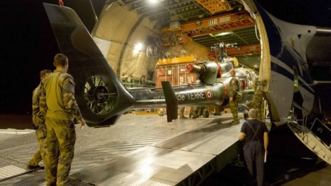 Soldados franceses descargan helicópteros Gazelle desde un avión de carga Antonov en la base aérea de Bamako.