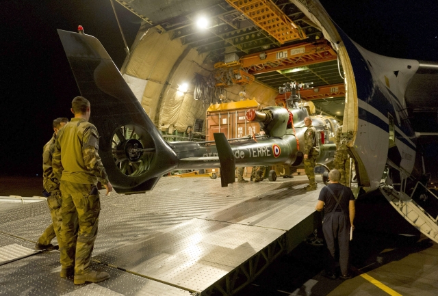 Soldados franceses descargan helicópteros Gazelle desde un avión de carga Antonov en la base aérea de Bamako.