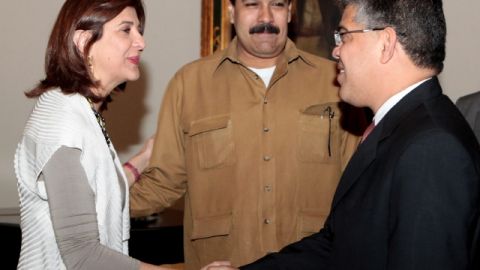 Canciller colombiana María Ángela Holguín (i) saludando a su homólogo, Elías Jaua (der.), junto al vicepresidente Nicolás Maduro (cen.) ayer.