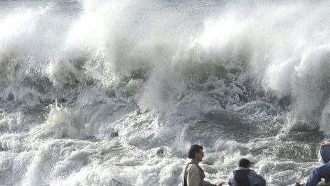 Una fuerte tormenta en el Pacifico crea condiciones de fuerte y alto oleaje en la costa del su de California.
