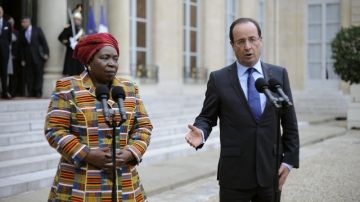 El presidente francés, François Hollande (der.), y la presidenta de la Comisión de la Unión Africana (UA), Nkosazana Dlamini-Zuma, hablan ante los medios  en el Palacio Elíseo de París, Francia.