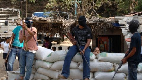 Hartazgo ante violencia cotidiana, aunado a indolencia oficial, ha hecho que en Costa Chica de Guerrero tomen la defensa armada en sus manos.