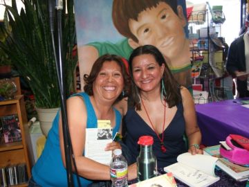 Maria Morales (izq) sonriente, con la autora Sandra Cisneros en esta foto sin fecha.