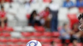 El salvadoreño Mark Lester cabecea ante la marca de Carlos Rodríguez durante el partido celebrado ayer en el Estadio Nacional.