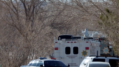 Los alguaciles  del condado de Bernalillo, cerca de Alburquerque, dicen que un adolescente mató a  dos adultos y tres niños
