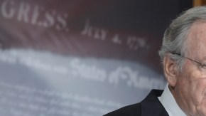 Los senadores demócratas Chuck Schumer (d) y Tom Harkin (izq.) comparecen en una rueda de prensa sobre  el precipicio fiscal,