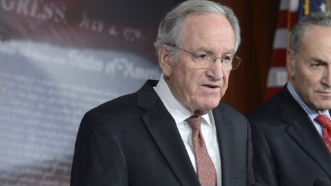 Los senadores demócratas Chuck Schumer (d) y Tom Harkin (izq.) comparecen en una rueda de prensa sobre  el precipicio fiscal,