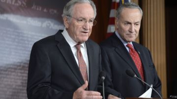 Los senadores demócratas Chuck Schumer (d) y Tom Harkin (izq.) comparecen en una rueda de prensa sobre  el precipicio fiscal,