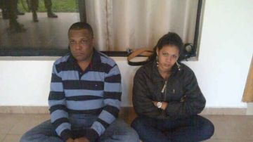 El  'narcotraficante' colombiano Amaury Smith Pomare (izq.), alias El Mello', junto a mujer sin identificar, capturados en   Honduras.