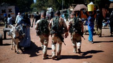 Tropas francesas caminan en Niono. El control francés en  regiones de Malí parece ser un paso importante contra los terroristas.