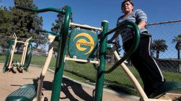 Caridad Galindo, de 47 años y residente del sur de Los Angeles, hace ejercicios en el parque Hoover como parte de su régimen diario para combatir la diabetes. Los residentes del sur de la ciudad tienen altas tasas de obesidad y muy poco acceso a espacios verdes.