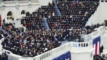 El presidente estadounidense Barack Obama (d), pronuncia el discurso inaugural tras jurar su cargo durante la ceremonia de investidura del segundo mandato del presidente Barack Obama celebrada en el Capitolio en Washington.