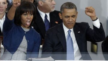 Con cierta timidez, mordiéndose ligeramente la lengua y con los puños algo alzados, Obama celebró el paso de la alegre banda de Florida.