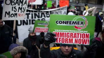 Organizaciones, iglesias, y grupos proinmigrantes marchan por el centro de Chicago, Illinois, para exigir a Obama que decrete una moratoria en las deportaciones.
