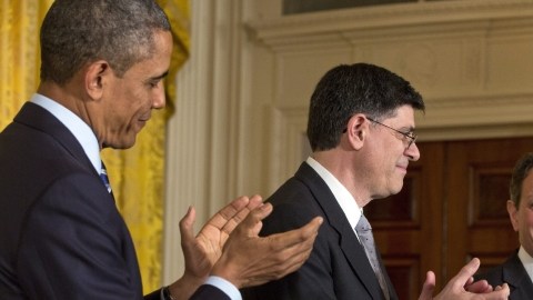El presidente  Obama (Izq.), aplaude al nuevo secretario del Tesoro, Jack Lew (c), sucesor en el cargo de Tim Geithner (der).