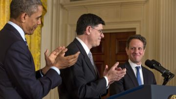 El presidente  Obama (Izq.), aplaude al nuevo secretario del Tesoro, Jack Lew (c), sucesor en el cargo de Tim Geithner (der).
