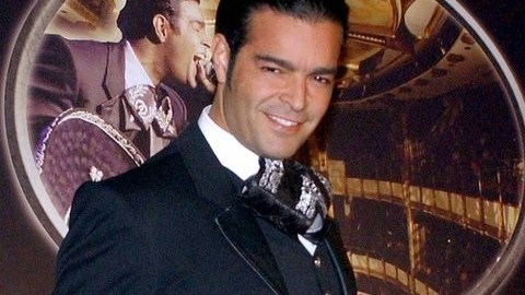 La revista TV Notas publicó que Pablo había dejado a su esposa Carolina porque “no lo atiende bien”.