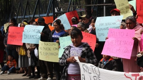 Cientos de manifestantes se presentan  frente a la embajada de Estados Unidos en México, que está ubicada en la región central de la capital mexicana.