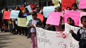 Cientos de manifestantes se presentan  frente a la embajada de Estados Unidos en México, que está ubicada en la región central de la capital mexicana.