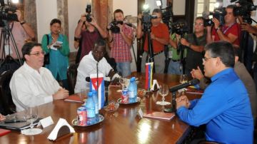 El ministro de Relaciones Exteriores cubano, Bruno Rodríguez Parrilla (i), y su homólogo de Venezuela, Elías Jaua (d), reunidos en La Habana.