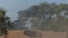 Furgoneta militar francesa patrulla en Bamako, Mali, ayer, tras que el Gobierno francés endureciera  su discurso contra los  terroristas.