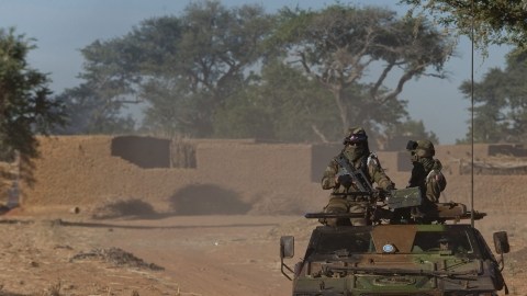 Furgoneta militar francesa patrulla en Bamako, Mali, ayer, tras que el Gobierno francés endureciera  su discurso contra los  terroristas.