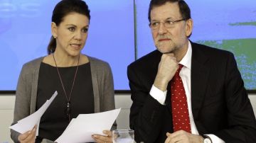 Presidente del PP, Mariano Rajoy, junto a la secretaria general, María Dolores de Cospedal,  ayer, del Comité Ejecutivo Nacional.