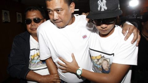 El filipino Joseph Balmaceda (c), uno de los supervivientes del secuestro en una planta de gas en Argelia, camina junto a sus familiares.
