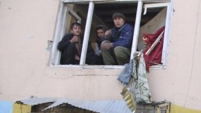 Varias personas inspeccionan un edificio en el lugar donde se ha producido un atentado en Kabul, en Afganistán.