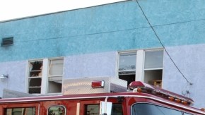 Varias personas salieron por las ventanas del motel Palos Verdes escapando así del incendio.