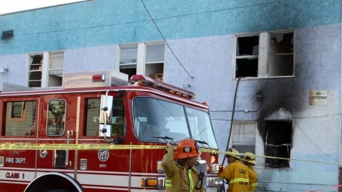 Varias personas salieron por las ventanas del motel Palos Verdes escapando así del incendio.