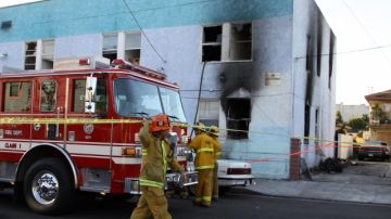 Varias personas salieron por las ventanas del motel Palos Verdes escapando así del incendio.