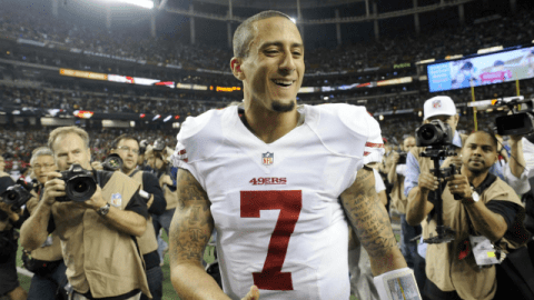 El quarterback Colin Kaepernick rechazó la propuesta de ser pitcher de beisbol