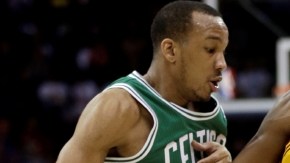 Kyrie Irving (der.) deja atrás a  Avery Bradley y va hacia el aro.