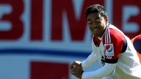 Miguel Sabah, atrás, pelea el balón con Fabián de la Mora en la práctica de las Chivas con miras a su duelo del viernes en Morelia.