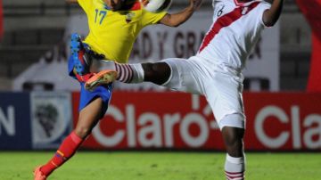 Max Barrios (der.)  jugando para   Perú en el duelo contra Ecuador celebrado el 16 de enero pasado en el Sudamericano Sub-20.