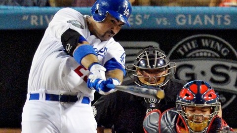 Adrián González (izq.) conecta un jonrón en septiembre en Ddoger Stadium. Time Warner transmitirá los juegos del equipo local.