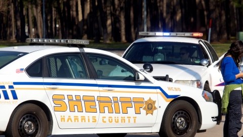 Varios estudiantes esperaban ayer a la entrada del Lone Star Community College luego de la balacera.