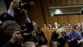 Clinton defendió la labor que el Departamento de Estado hace en sus misiones diplomáticas, y se emocionó al recordar a los cuatro estadounidenses que murieron en el ataque.